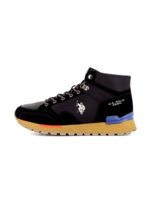 Baskets montantes noires avec semelle marron, maintien bleu du talon, lacets et logo U.S. Polo Assn. sur le côté et le talon.