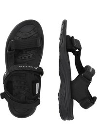 Mustat ulkosandaalit, joissa on säädettävät Velcro-hihnat, teksturoitu kumipohja ja kevyesti pehmustetut pohjalliset mukavuutta varten.