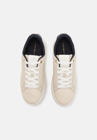 Tommy Hilfiger Baskets basses - off-white