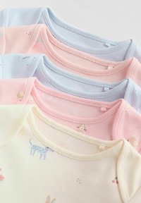 Zestaw pięciu krótkich bluzek niemowlęcych z miękkiej bawełny. Kolory obejmują jasnoróżowy, niebieski i kremowy z zabawnymi nadrukami zwierząt i kwiatów.