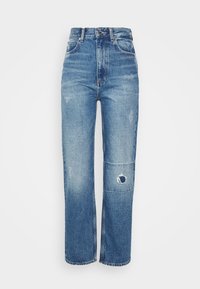 Jean en denim bleu taille haute avec jambe droite, poches avant, passants pour ceinture, fermeture par bouton, et un petit trou usé sur le genou droit.