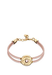 Bracelet ton or avec un bracelet en cuir rose, présentant un motif d'œil central avec une pierre rose, fixé par un fermoir en métal et un maillon de chaîne.