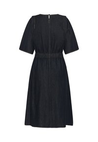 Robe midi en denim foncé avec manches courtes, taille élastique et fermeture éclair au dos.