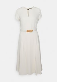 Krämfärgad klänning med korta ärmar, en nyckelhålsnedskärning och ett matchande bälte med en beige spänne. Slät tyg och A-linjeformad design.