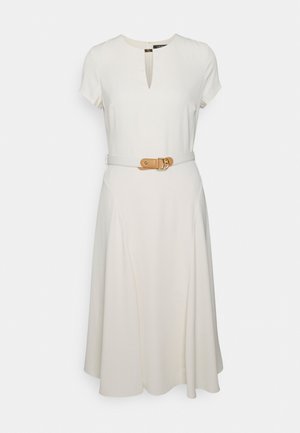 Cremefarbenes Kleid mit kurzen Ärmeln, einem Schlüsselloch-Ausschnitt und einem passenden Gürtel mit einer braunen Schnalle. Glattes Material und A-Linien-Design.