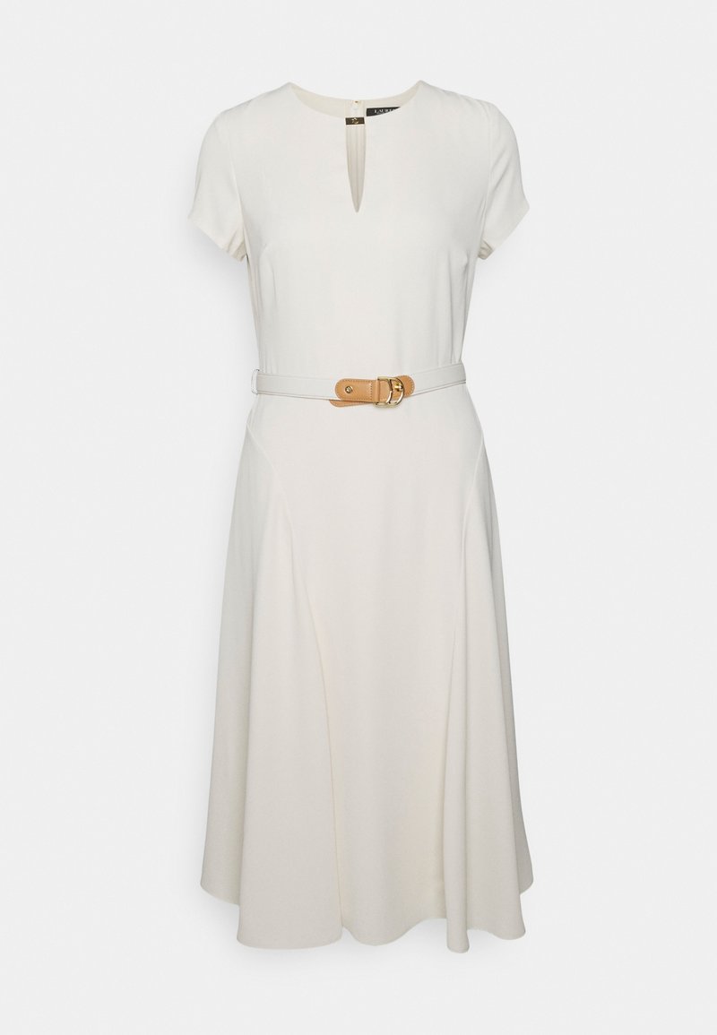 Krämfärgad klänning med korta ärmar, en nyckelhålsnedskärning och ett matchande bälte med en beige spänne. Slät tyg och A-linjeformad design.
