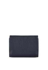 Portefeuille en cuir bleu marine avec une surface texturée, de forme rectangulaire et des bords cousus, doté d'une fermeture sécurisée et d'un design minimaliste.