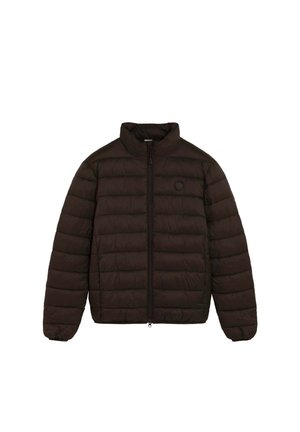 Chaqueta acolchada marrón oscuro con cuello alto, cremallera completa en la parte delantera, mangas largas y puños elásticos sobre un fondo blanco.