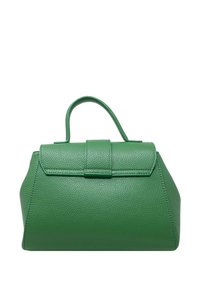 Zielona skórzana torebka o teksturowanym wykończeniu, o strukturalnym kształcie i górnej rączce. Posiada zapięcie na klapę i kątowe boki.