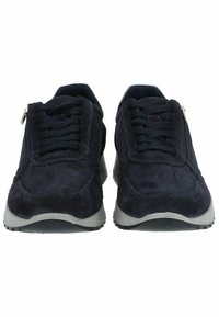 Scarpe sportive di colore blu scuro in una combinazione di suede e rete, con una finitura testurizzata, lacci frontali e dettaglio di zip laterale. Suola in gomma.