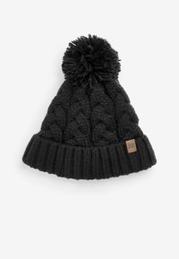 Schwarze Strickmütze mit geripptem Saum, ausgestattet mit einem strukturierten Zopfmuster und einem Bommel oben. Enthält ein kleines Leder-Logo-Tag.
