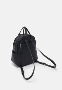 Zaino in finta pelle nera con forma arrotondata, tasca frontale con zip, spallacci regolabili e design elegante e minimalista. Texture liscia e hardware resistente.