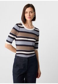 Gestreiftes Strickoberteil mit kurzen Ärmeln. Die Farben umfassen Beige, Marineblau und Hellblau. Es hat einen runden Ausschnitt und eine gerippte Textur.