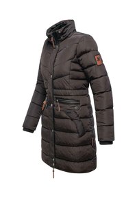 Brun quiltad puffjacka med hög krage, zippered fickor och ribbade ärmar. Har en texturerad patch på ärmen och knappstängning.