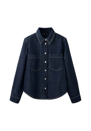 Chemise en denim bleu foncé à manches longues, fermeture à boutons sur le devant, deux poches poitrine, et coutures blanches visibles.