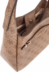 Borsa a tracolla marrone con motivo, realizzata in tessuto testurizzato, con una tasca con zip, finiture in metallo dorato e un logo sul davanti.
