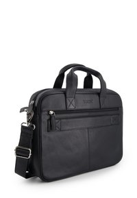 Sort lædermappe med to håndtag øverst, justerbar rem, frontlomme med lynlås og tekstureret finish. Fremhæver sølvfarvede hardwaredetaljer.