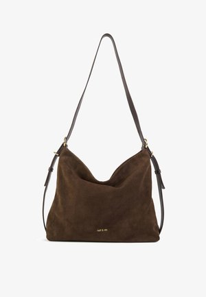 Bolso de hombro de ante marrón con un diseño relajado, que cuenta con una correa de cuero oscuro y un sutil detalle de logo dorado en la parte inferior.