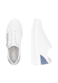 Sneakers bianchi con tomaia in pelle liscia, una cerniera laterale e un accento in suede azzurro chiaro sul tallone. Suola in gomma spessa.