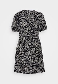 Černé šaty s květinovým vzorem, který zahrnuje bílé růže a listy. Krátké nabírané rukávy a přiléhavý pas, vyrobené z lehkého materiálu.