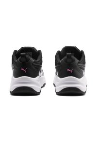 Czarne sportowe sneakersy z skórzanym wykończeniem, z białą podeszwą i różowymi akcentami logo. Owalny kształt z wyściółką na pięcie.