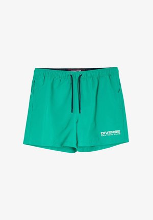 Turkusowe kąpielówki z elastycznym pasem, regulowanym sznurkiem oraz białym logo "Diverse Nautical Club" na dolnym lewym rogu.