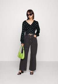 Vero Moda Petite VMESSI CROPPED - Blusa - black/catya