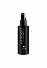 Svart sprayflaska med en genomskinlig kork. Vit text säger "set & forget Long Lasting Makeup Spray" och "kokie professional." Kapacitet på 88,7 mL.