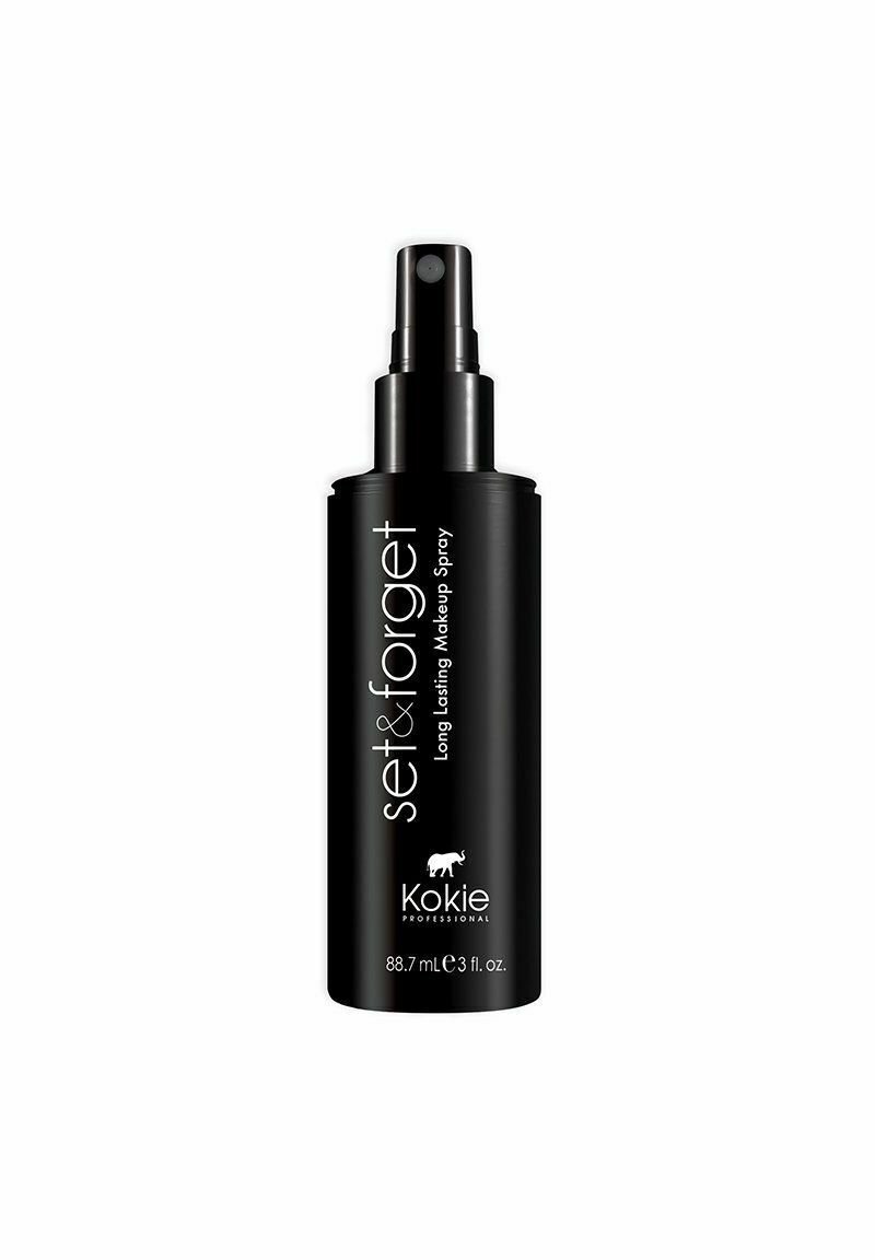 Svart sprayflaska med en genomskinlig kork. Vit text säger "set & forget Long Lasting Makeup Spray" och "kokie professional." Kapacitet på 88,7 mL.