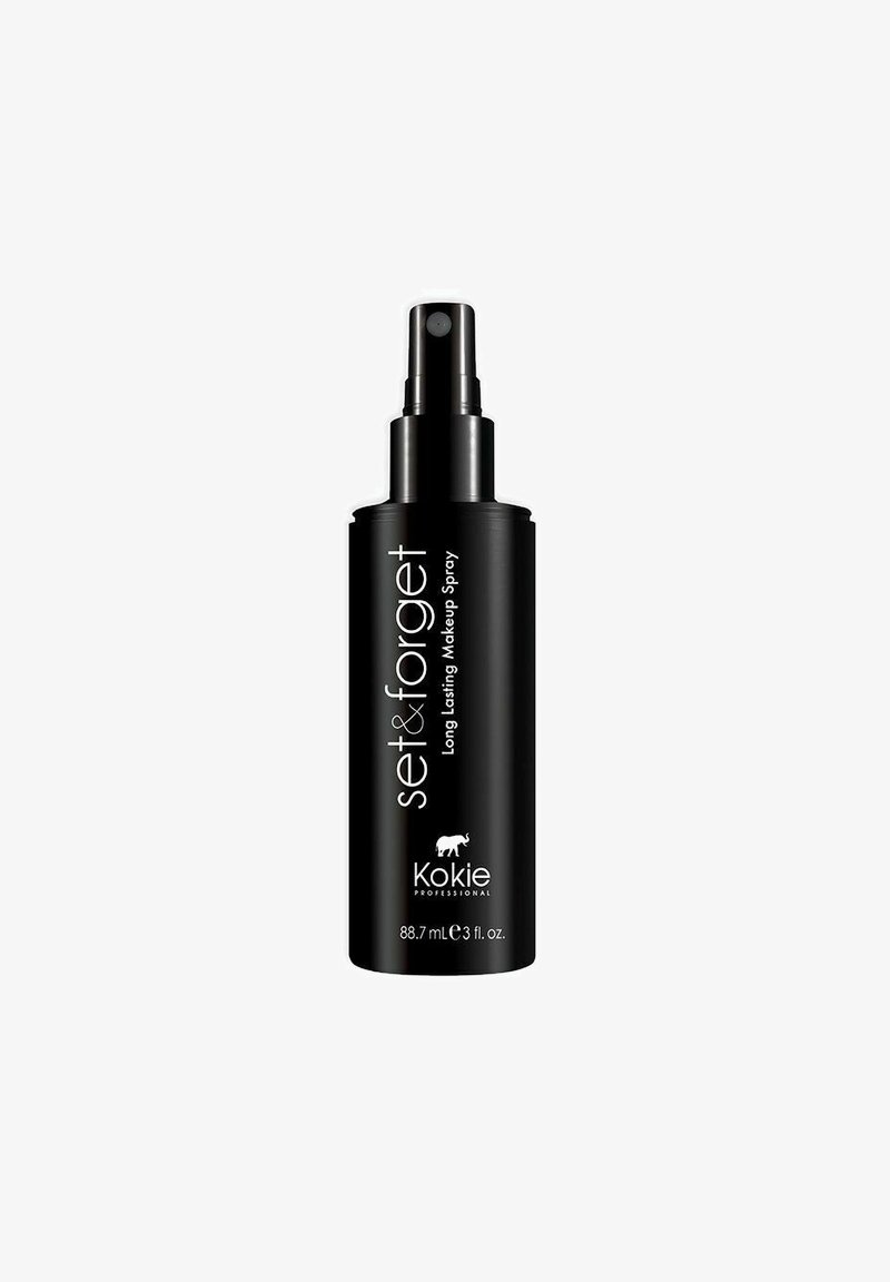 Sort sprayflaske med en translucent kappe. Hvid tekst læser "sæt & glem Langtidsholdbar Makeup Spray" og "kokie professional." 88,7 mL kapacitet.