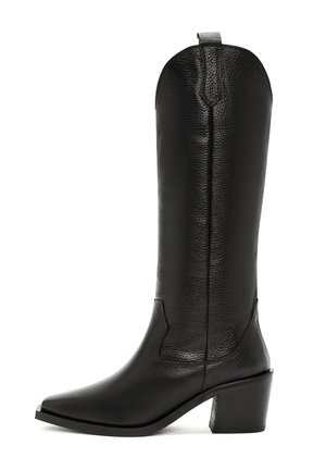 Botas de vaquero de cuero negro con punta afilada, acabado texturizado y tacón bloque de altura media. Presenta un caña alta con una pestaña en la parte posterior.