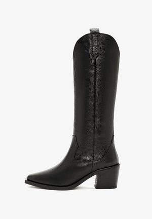 Botte de cowboy en cuir noir avec un bout pointu, finition texturée et un talon bloc de hauteur moyenne. Comprend une tige haute avec une languette à l'arrière.