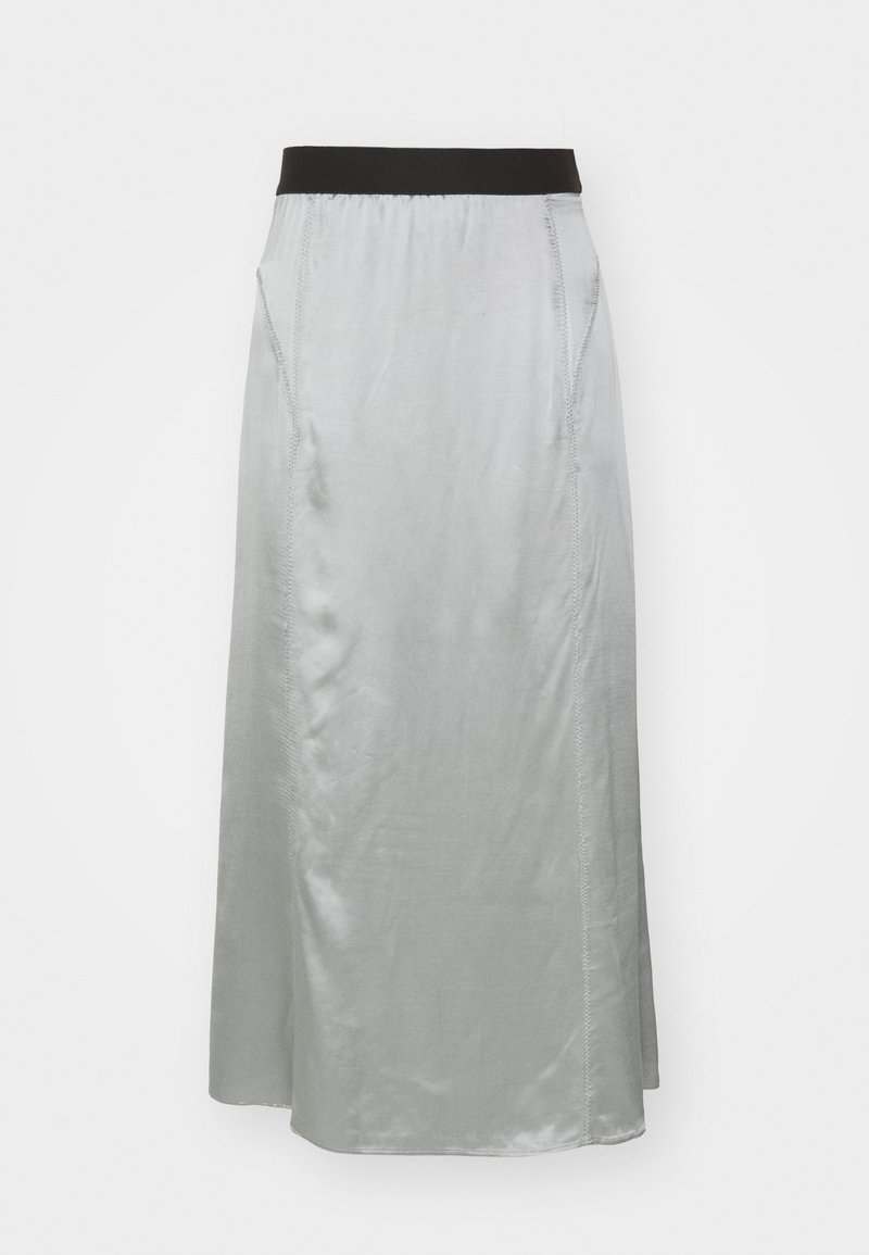 Silver satin maxikjol med svart elastisk midjeband, med en slät yta och sidoseam för en skräddarsydd passform.