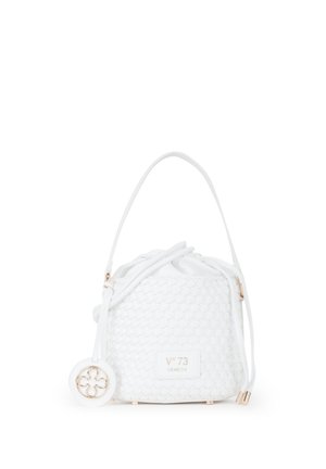 Borsa secchiello in pelle bianca intrecciata con chiusura a coulisse, manico singolo e ciondolo decorativo rotondo impresso con "V 73 Venezia."