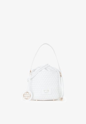 Witte geweven leren bucketbag met trekkoordsluiting, enkele handgreep en ronde decoratieve hanger met reliëf "V 73 Venezia."