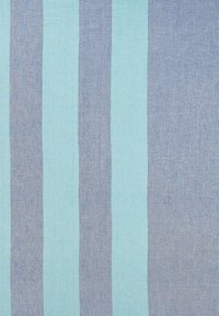 Textil mit abwechselnden vertikalen Streifen in hellem Aqua und Denimblau. Das Material wirkt weich und gewebt und zeigt eine subtile Textur.