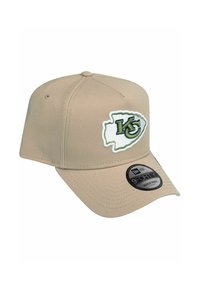 Beige Kappe mit verstellbarem Rücken, mit einem grünen und weißen Kansas City-Logo auf der Vorderseite. Flacher Schirm, strukturierte Form, Standardnähte.
