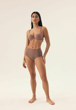 Mauve Dessous-Set mit gepolstertem BH mit verstellbaren Trägern und hochgeschnittenen Slips. Glatte Textur und nahtloses Design.