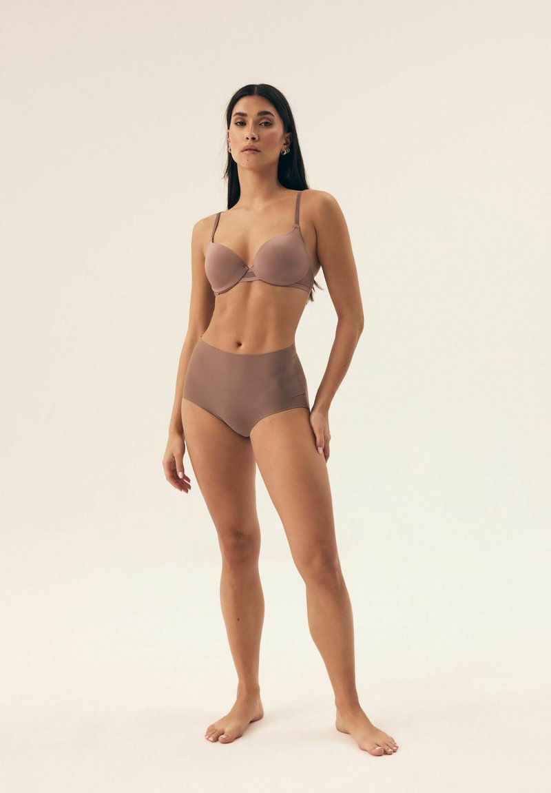 Fioletowy zestaw bielizny składający się z staniczka z poduszkami i regulowanymi ramiączkami oraz bielizny wyskokiej w talii. Gładka tekstura i bezszwowy design.