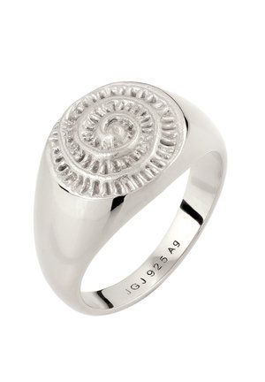 Silberner Ring mit erhabenem Spiralmuster oben und eingravierten Markierungen im Inneren des Rings.