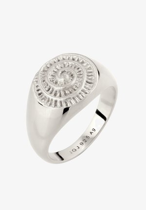 Sølvring med et hævet spiraldesign på toppen og indgraverede mærker inde i båndet.