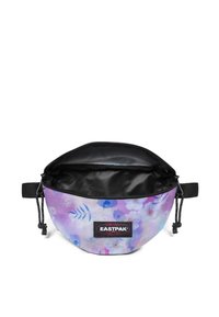 Blommönstrad Eastpak-väska i lila nyanser med svart insida. Rund form med dragsko-stängning och en logotyp patch på framsidan.