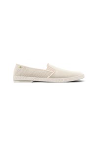 Chaussures légères à enfiler avec une tige en maille beige respirante, des panneaux élastiques sur les côtés et une semelle en caoutchouc blanc texturé avec un design subtil.