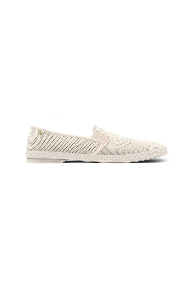 Chaussures légères à enfiler avec une tige en maille beige respirante, des panneaux élastiques sur les côtés et une semelle en caoutchouc blanc texturé avec un design subtil.