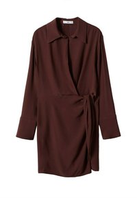 Robe portefeuille marron foncé à manches longues avec col et détail noué sur le côté, longueur genou, en tissu doux.