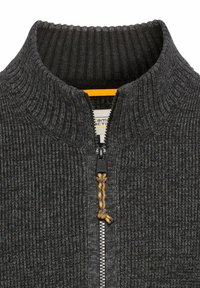 Grau Reißverschlussjacke mit gerippter Textur, hohem Kragen und Reißverschluss mit gelbem Kordelakzent. Sie zeichnet sich durch ein strukturiertes Design und sichtbare Nähte aus.
