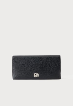 Portefeuille en cuir texturé noir avec emblème du logo MK argenté centré sur le rabat avant sur fond blanc.