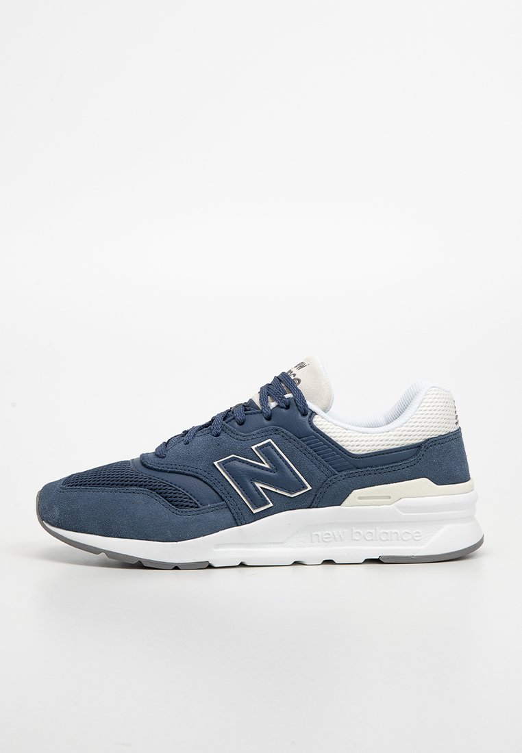 Marineblauwe sportschoen van mesh en suede materiaal, met witte accenten, een gevoerde zool en het New Balance-logo aan de zijkant.