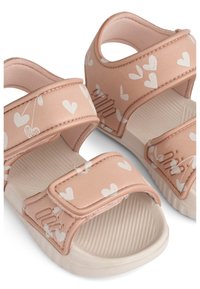 Ροζ σανδάλια με μοτίβο καρδιάς, κατασκευασμένα από λείο υλικό με λουράκια βέλκρο, ανάγλυφη σόλα και λευκές λαστιχένιες σόλες.