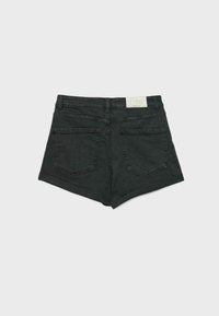 Short en denim noir avec deux poches arrière, passants de ceinture et une étiquette blanche sur la ceinture, présenté sur un fond clair uni.